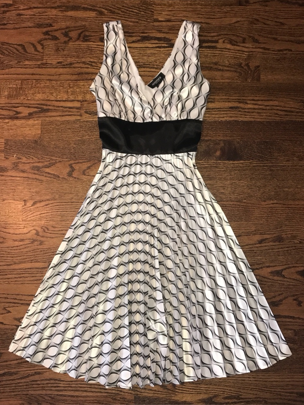 👗V-Neck Patterned Pleated Dress